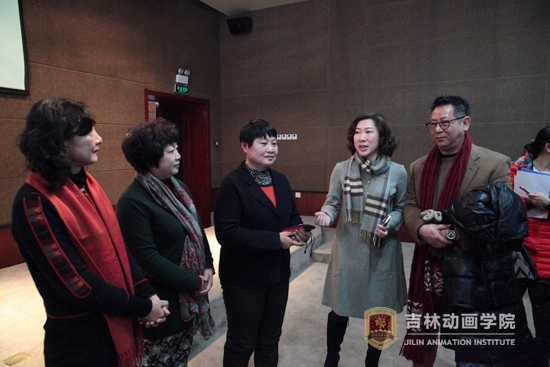 2web永利集团官网副董事长刘欣与张松林的三位女儿在一起交流.jpg